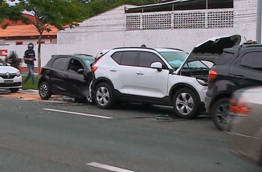 Acidente na avenida Dom Aguirre deixa uma pessoa ferida