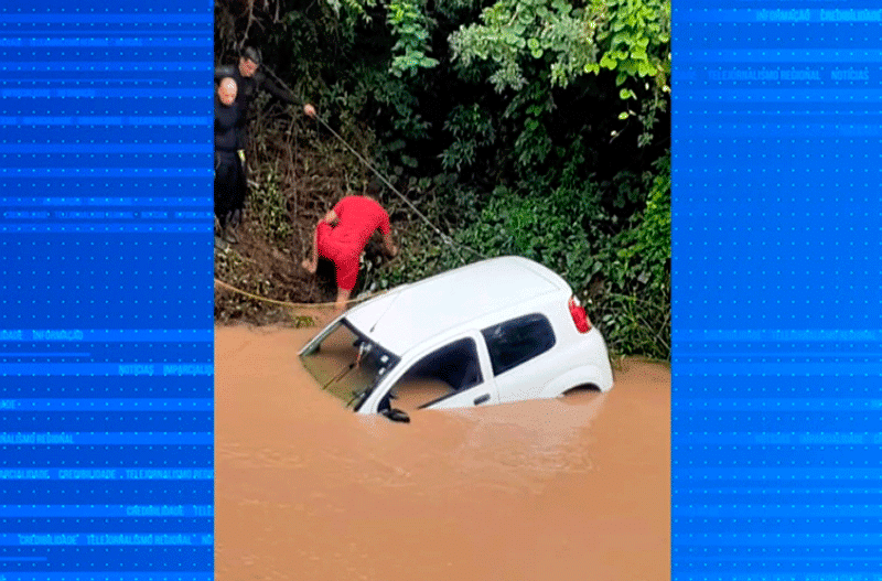 Bombeiros encontram corpo após acidente de carro em Angatuba