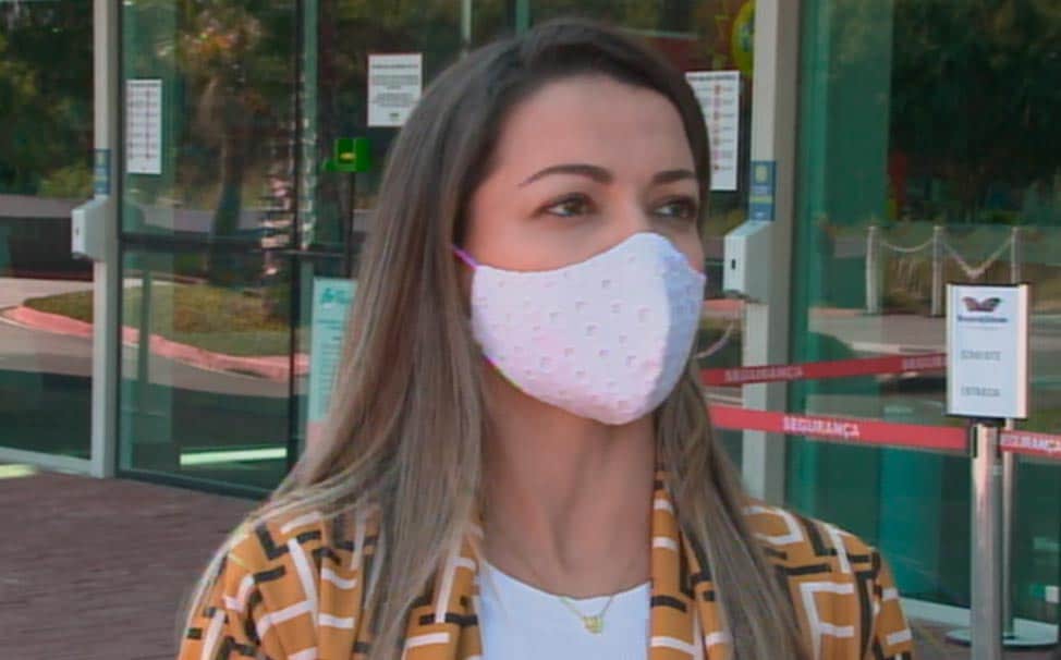 mo&ccedil;a de mascara em shopping