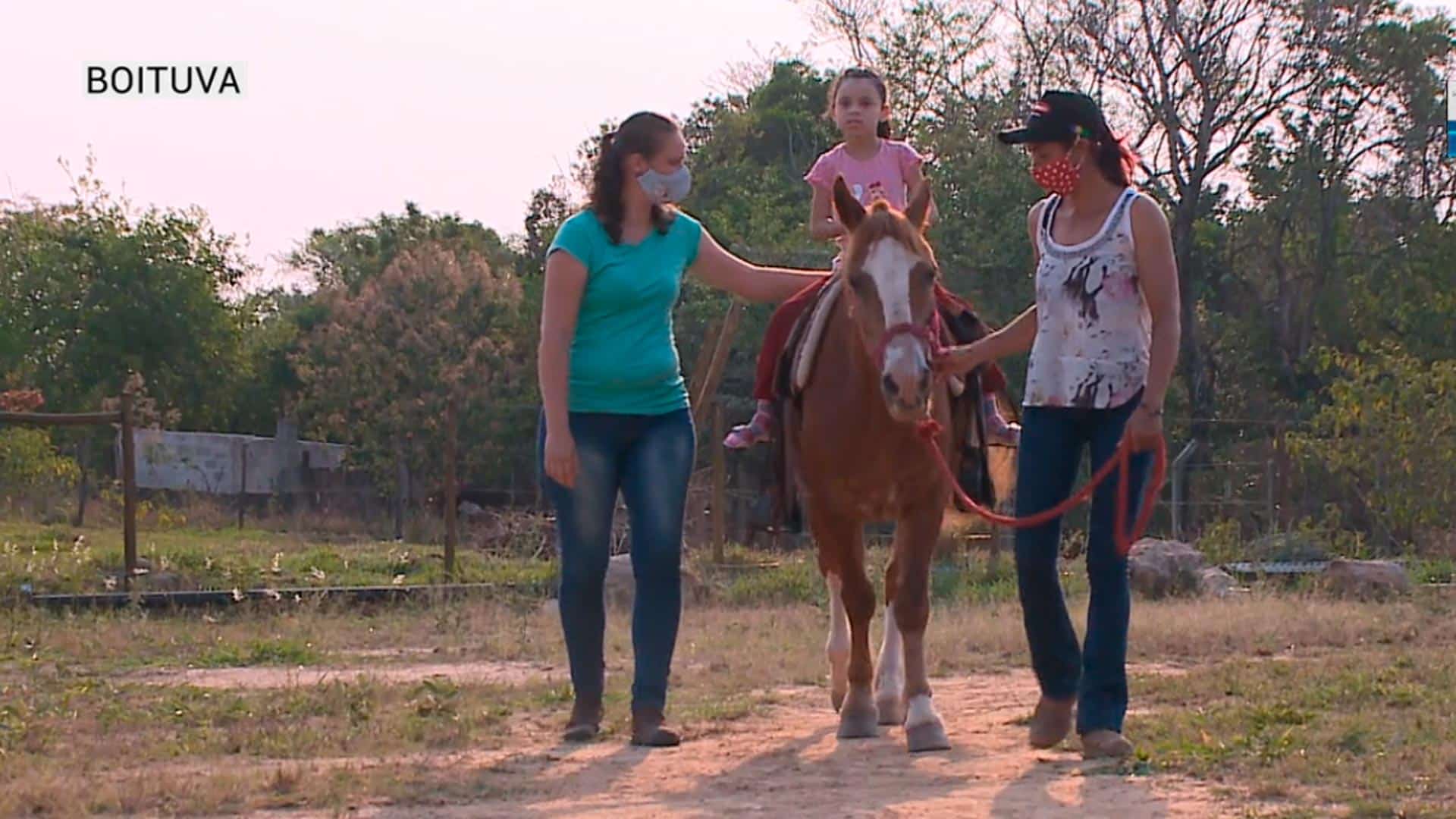 crianca andando de cavalo