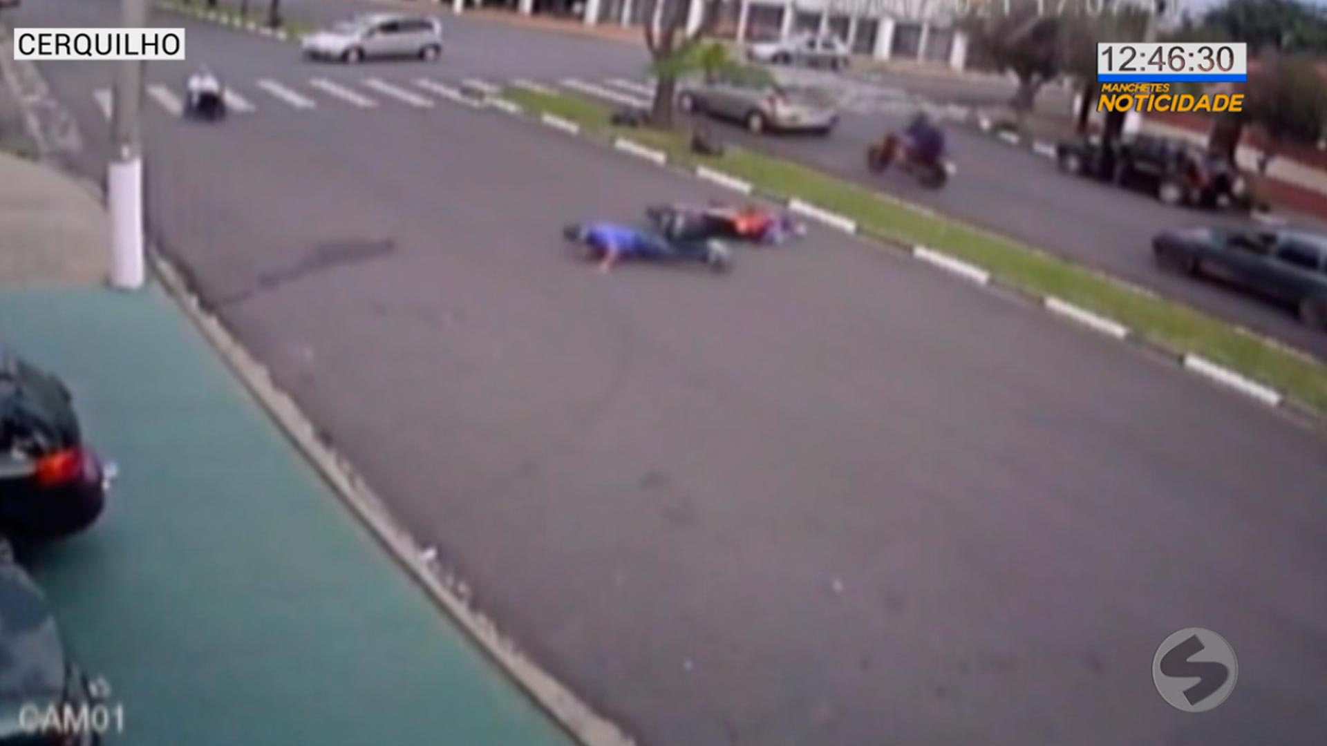 Motociclista desvia de cadeirante e sofre acidente