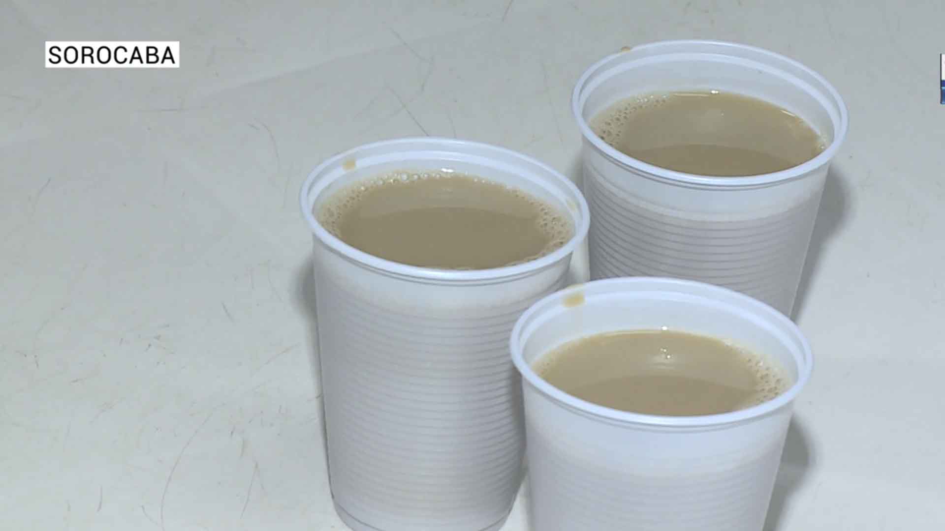cafe com leite copo plastico