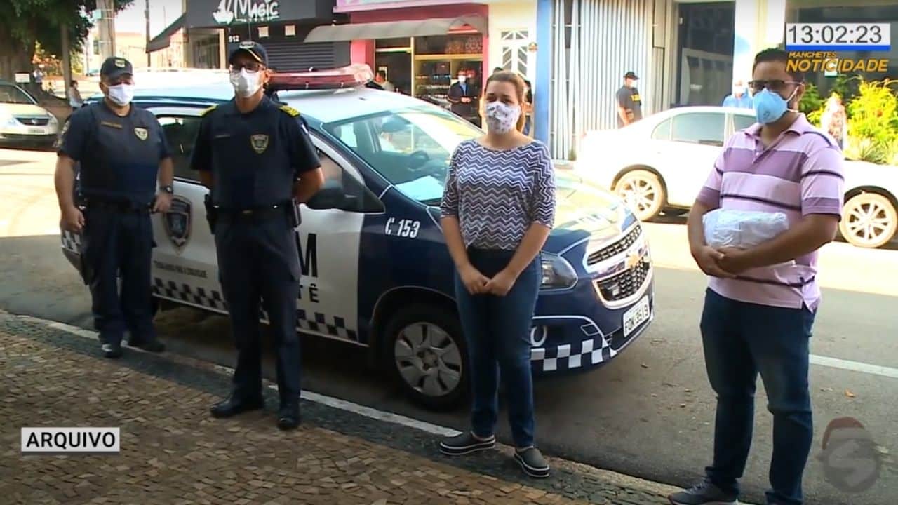 pessoas de mascara
