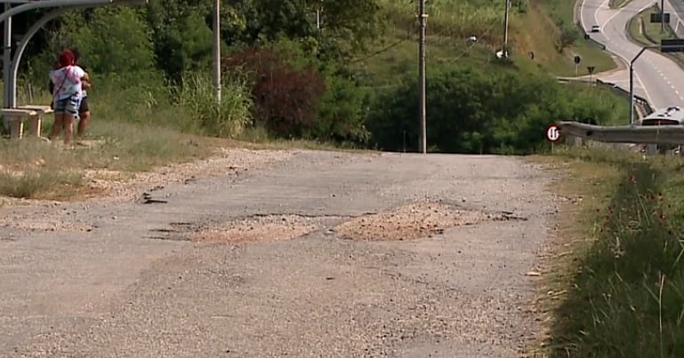 Moradores reclamam de ruas esburacadas no bairro Caputera