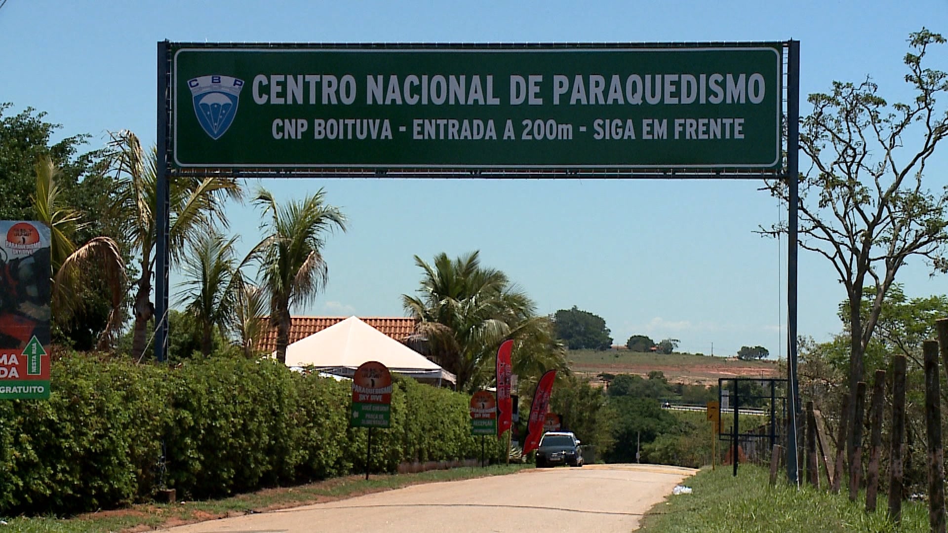 Imagem da fachada do Centro Nacional de Paraquedismo