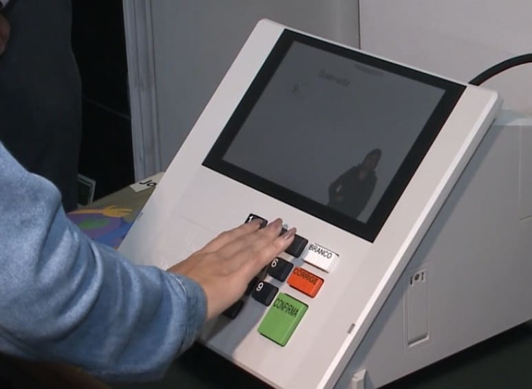 Eleitoras e eleitores com deficiência podem solicitar transporte gratuito para votar em 2026
