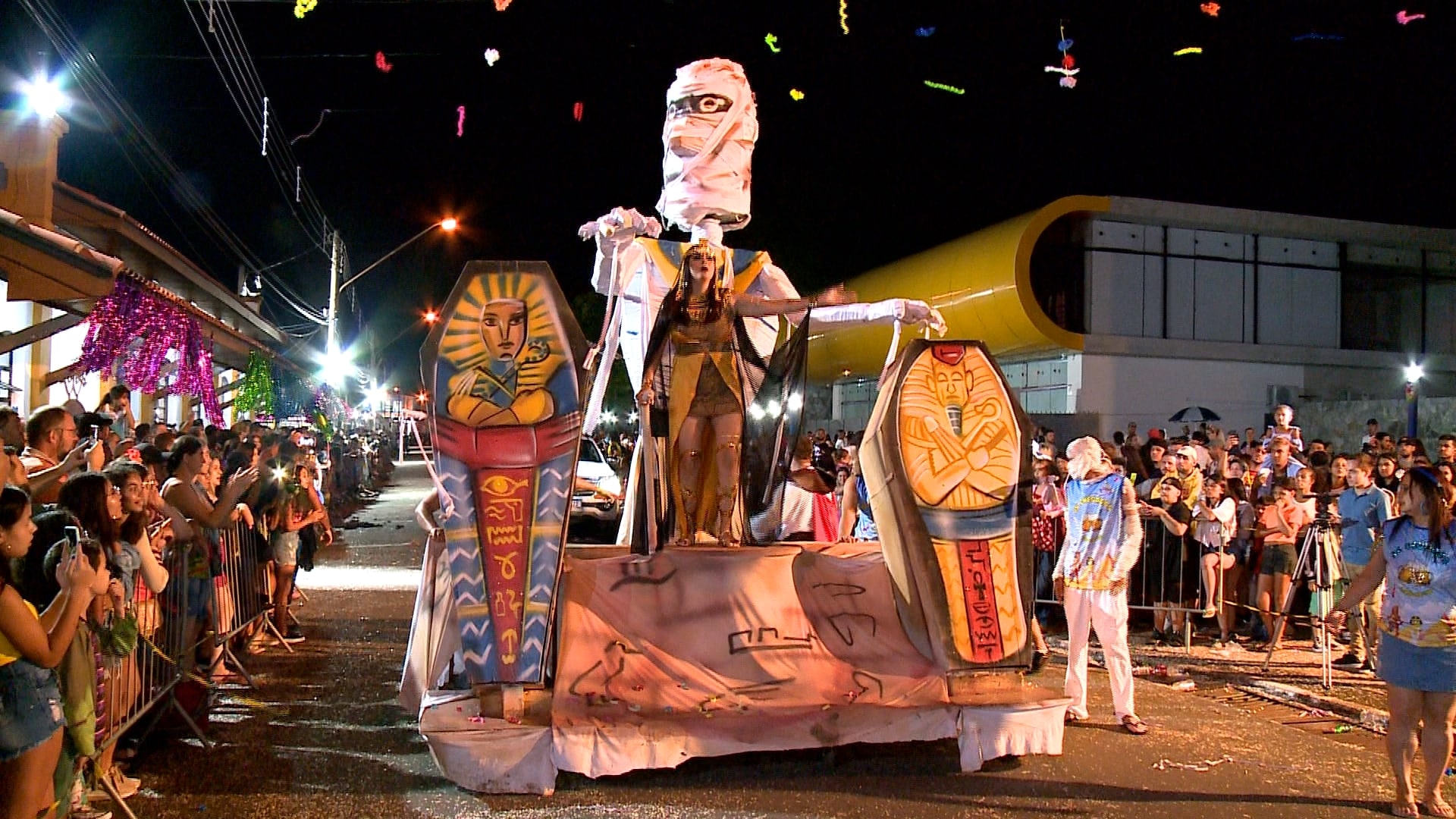 Desfile dos carrões reúne grande público em Cerquilho