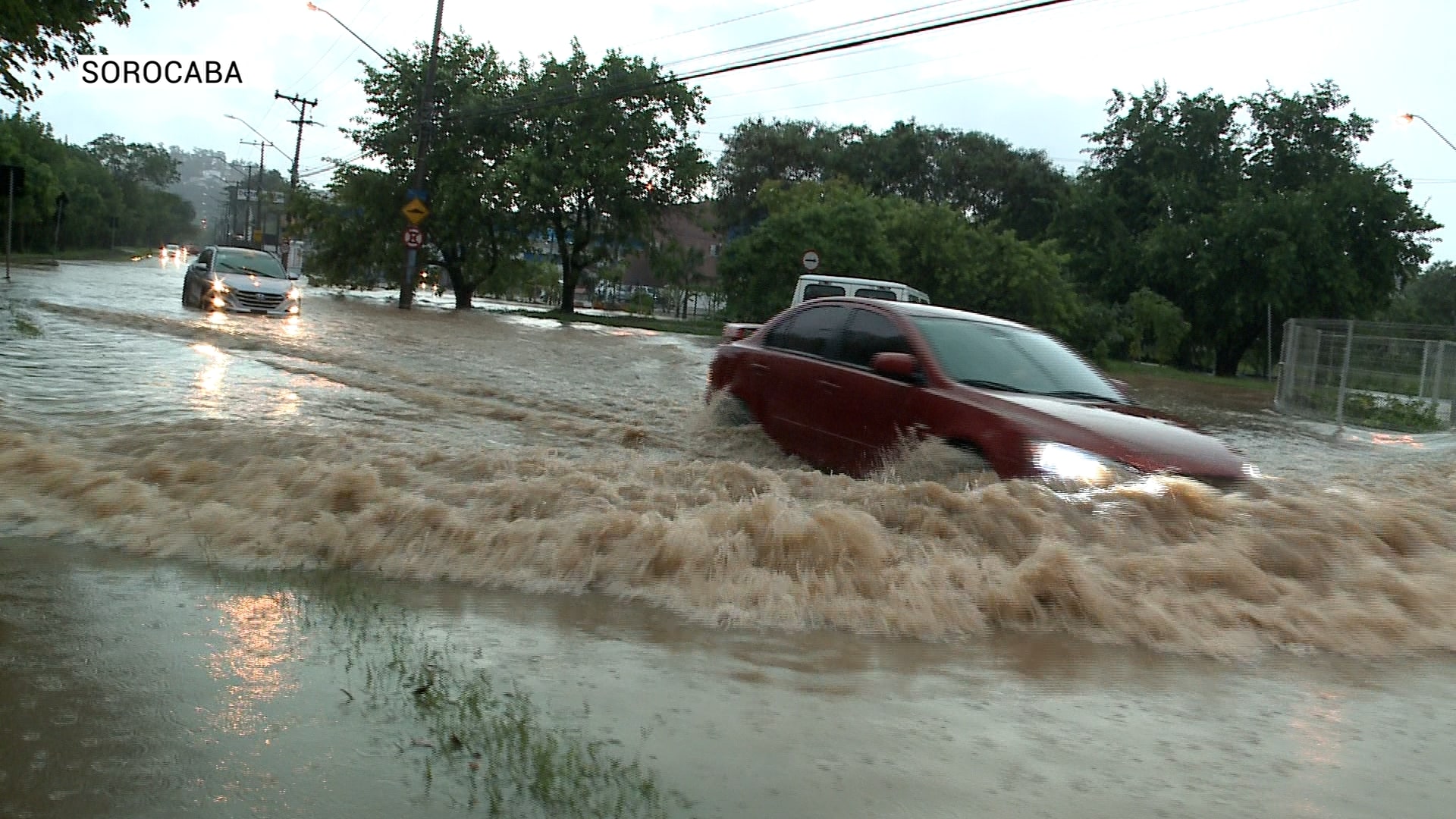 Chuva forte provoca alagamentos e complica trânsito