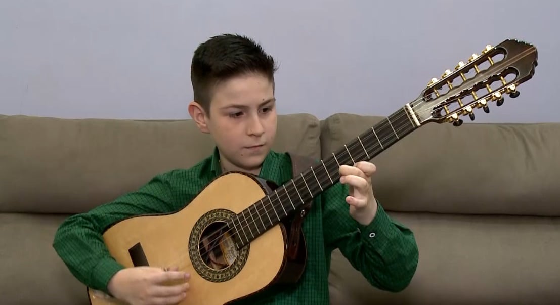 Crian&ccedil;a Talentosa tocando viola