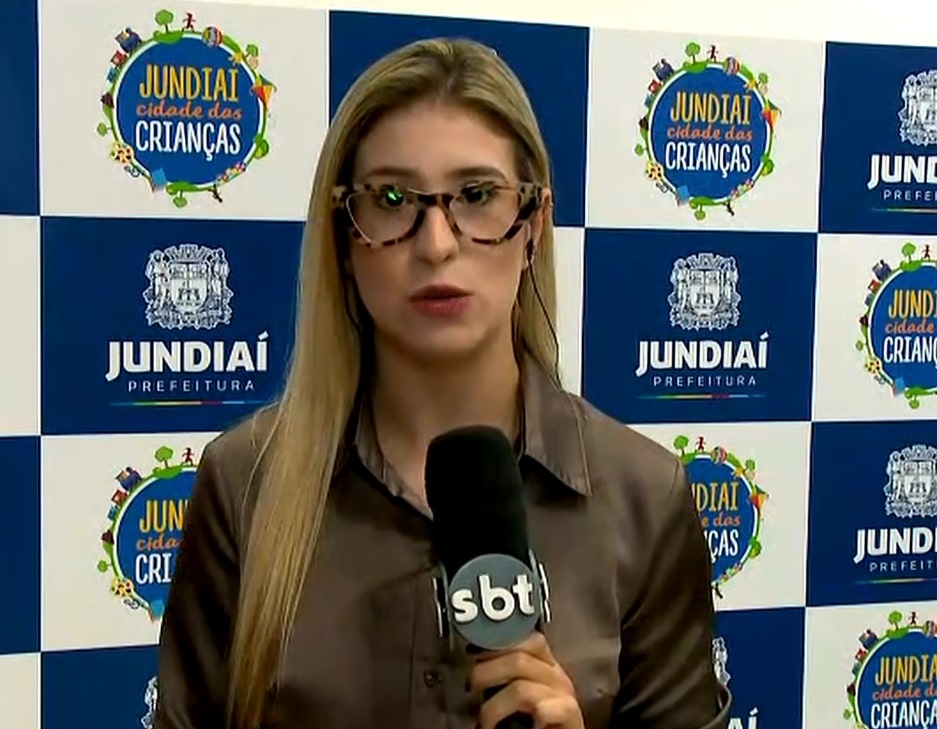 Rep&oacute;rter Nicole Bonentti falando sobre o evento
