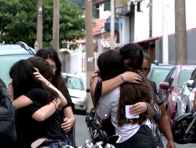 Imagem de amigos e parentes no vel&oacute;rio