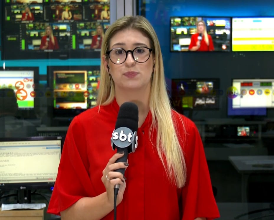Rep&oacute;rter Nicole Bonentti falando sobre