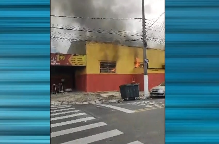 Loja sendo destru&iacute;da pelo fogo