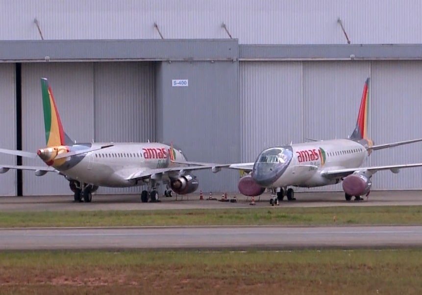 2 avi&otilde;es no aeroporto de Sorocaba