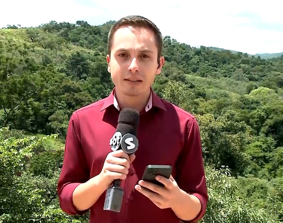 Rep&oacute;rter Luis Negrelli falando sobre