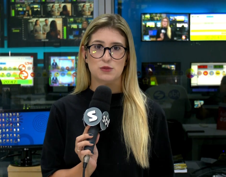 Rep&oacute;rter Nicole Bonentti falando sobre o mutir&atilde;o de combate ao mosquito da dengue, em Piedade