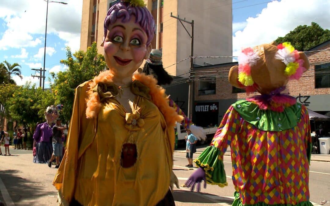 Bonecões ganham as ruas de Salto nesta terça-feira