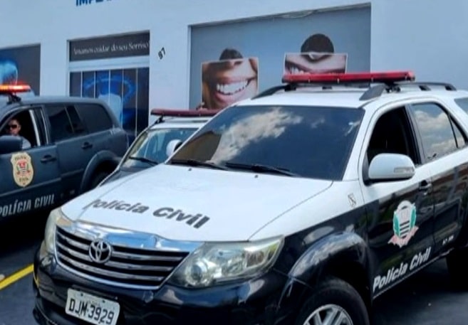Viatura em frente &agrave; cl&iacute;nica de odontologia de casal preso