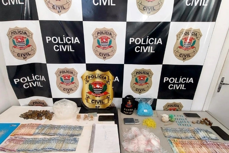 Imagem de itens recuperados pela pol&iacute;cia.