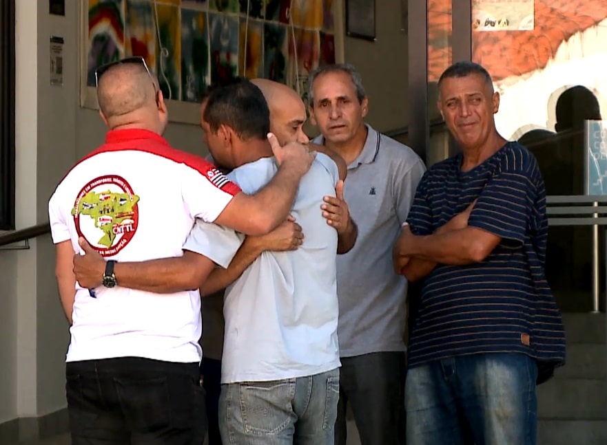 Imagem de familiares e amigos no enterro das v&iacute;timas.