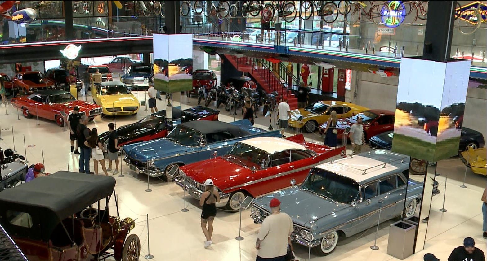 Imagem a&eacute;rea da exposi&ccedil;&atilde;o dos carros.