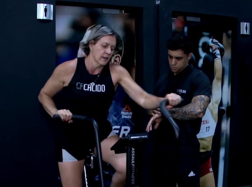 Imagem da Sorocabana treinando em uma m&aacute;quina de bicicleta ao lado de seu personal trainer.