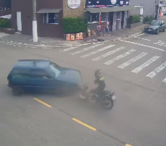 Imagem do acidente capturada por c&acirc;mera de seguran&ccedil;a.