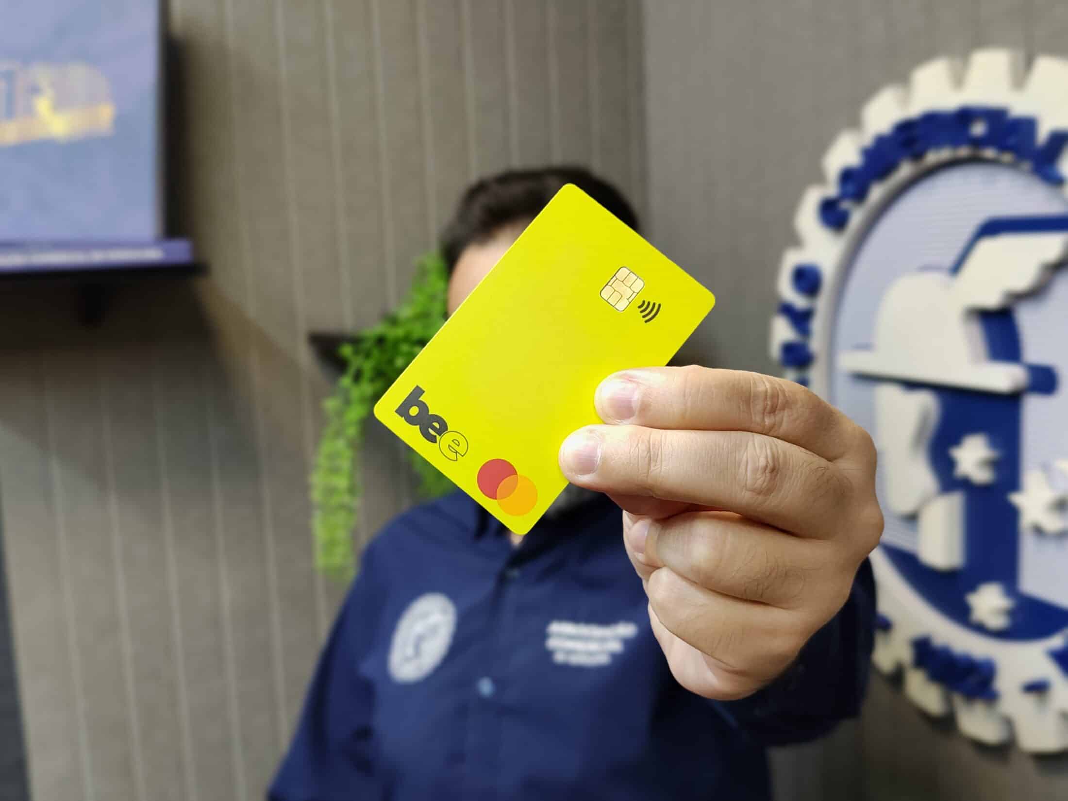 Imagem de m&atilde;o segurando o cart&atilde;o Bee.