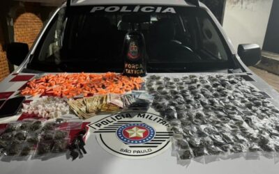 Dupla é presa e mais de 450 porções de drogas são apreendidas em Salto pela Polícia Militar