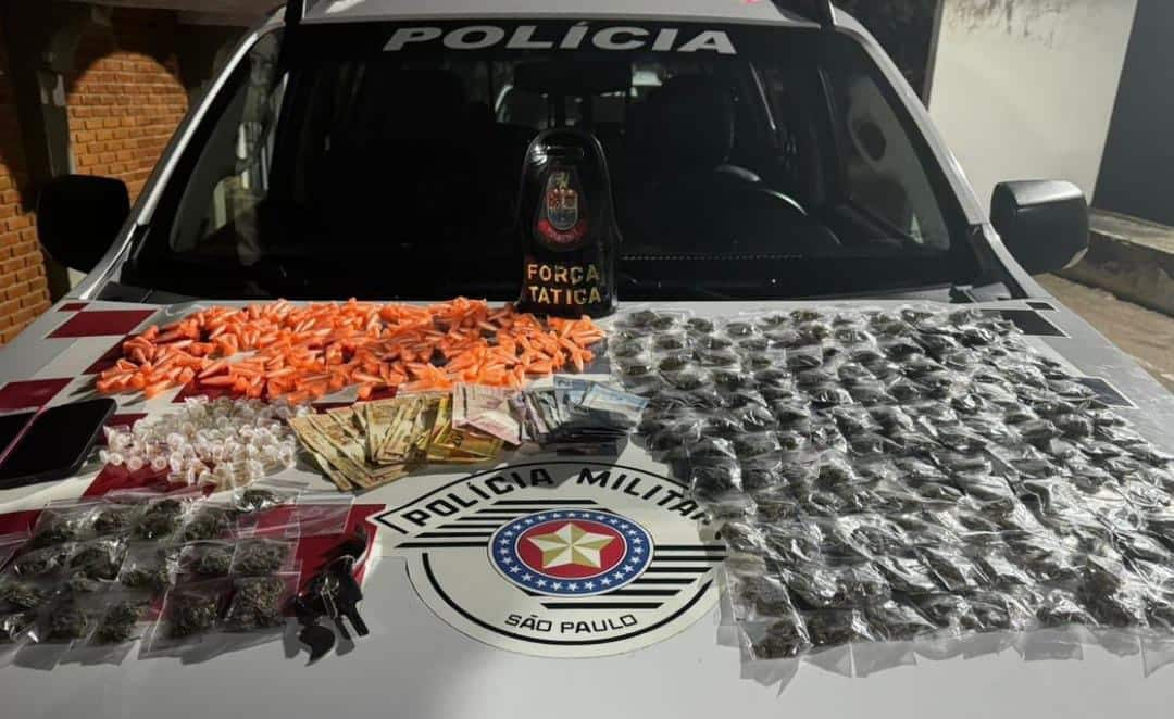 Dupla &eacute; presa e mais de 450 por&ccedil;&otilde;es de drogas s&atilde;o apreendidas em Salto pela Pol&iacute;cia Militar