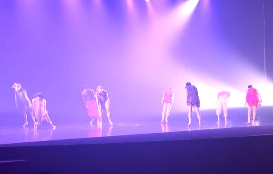 Imagem de dan&ccedil;a acontecendo no palco do evento.