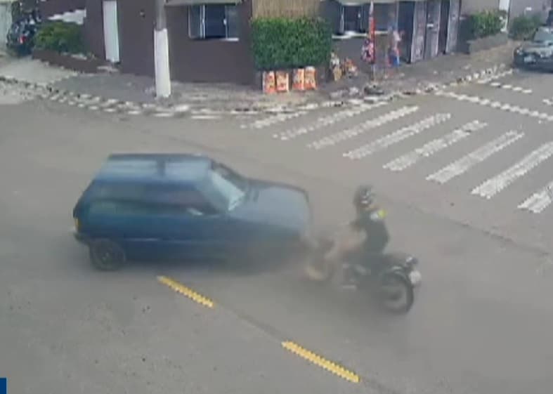 Imagem do acidente flagrado pela c&acirc;mera de seguran&ccedil;a.