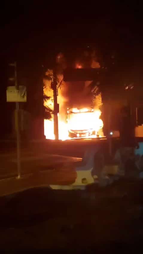 &Ocirc;nibus pega fogo no centro de Itu ap&oacute;s pane el&eacute;trica