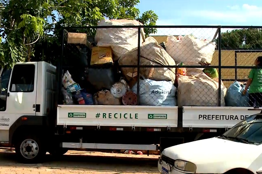 Imagem de caminh&atilde;o com os materiais sendo entregues.