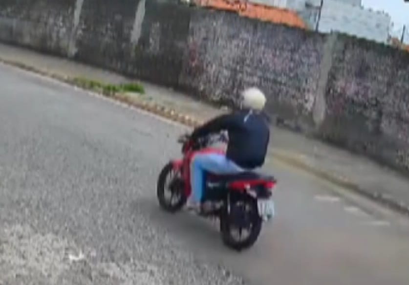 Imagem capturada por c&acirc;mera de seguran&ccedil;a de moto sendo furtada.