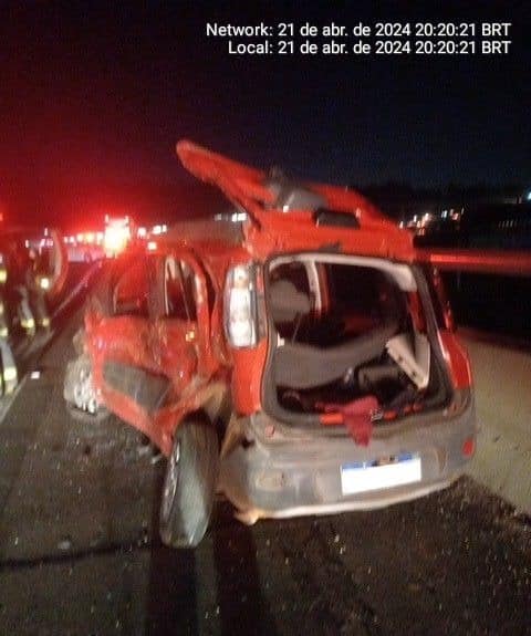 Imagem de carro batido.
