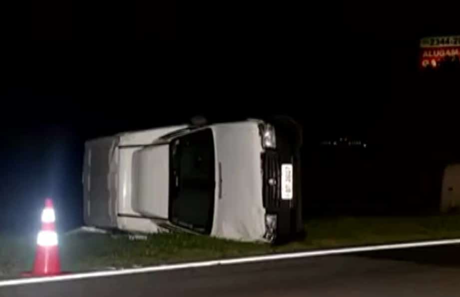 Imagem de carro virado ap&oacute;s o acidente.