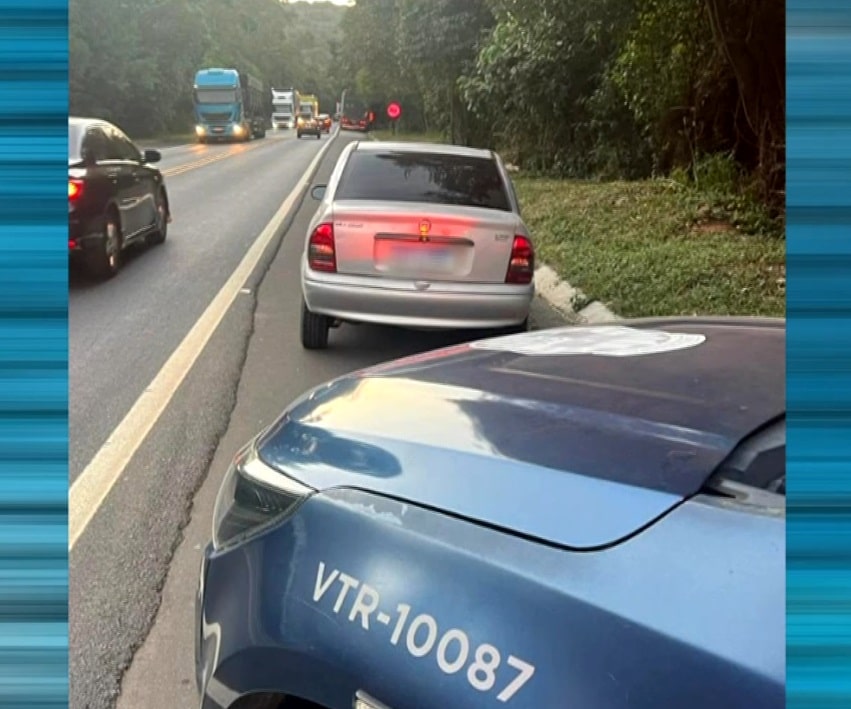Imagem de carro usado para fuga, parado pela pol&iacute;cia.