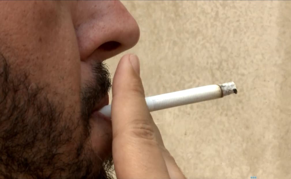 Imagem de pessoa fumando cigarro.