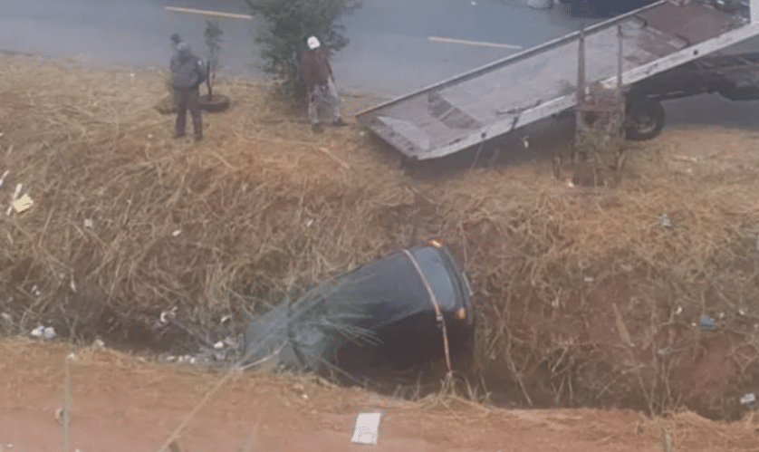 Motorista morre em acidente após carro cair em córrego em Várzea Paulista