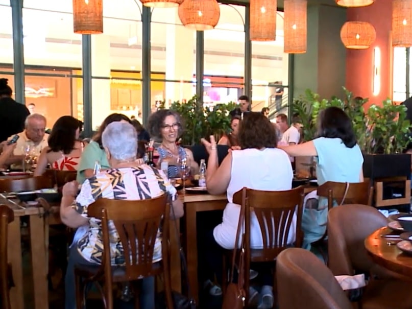 Imagem de mulheres em mesa de restaurante.