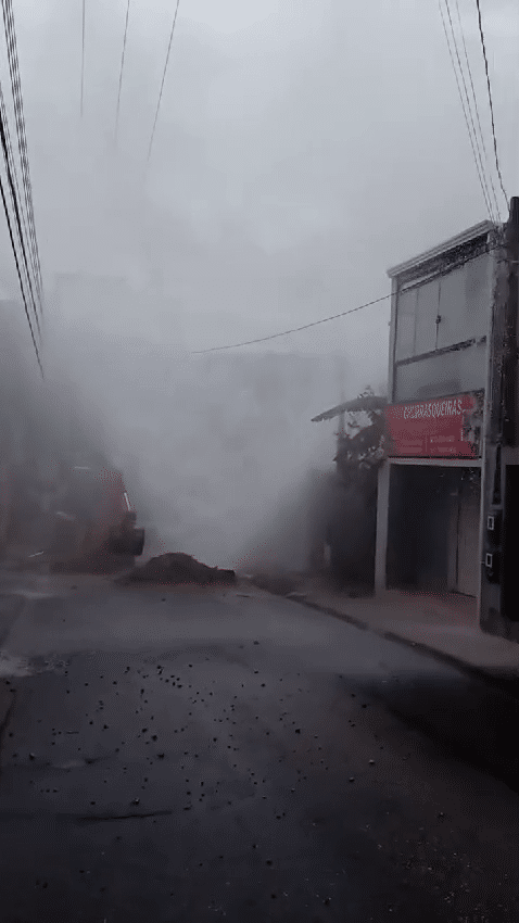 Vazamento de &aacute;gua causa transtornos em Sorocaba; casas s&atilde;o atingidas e moradores registram imagens impressionantes