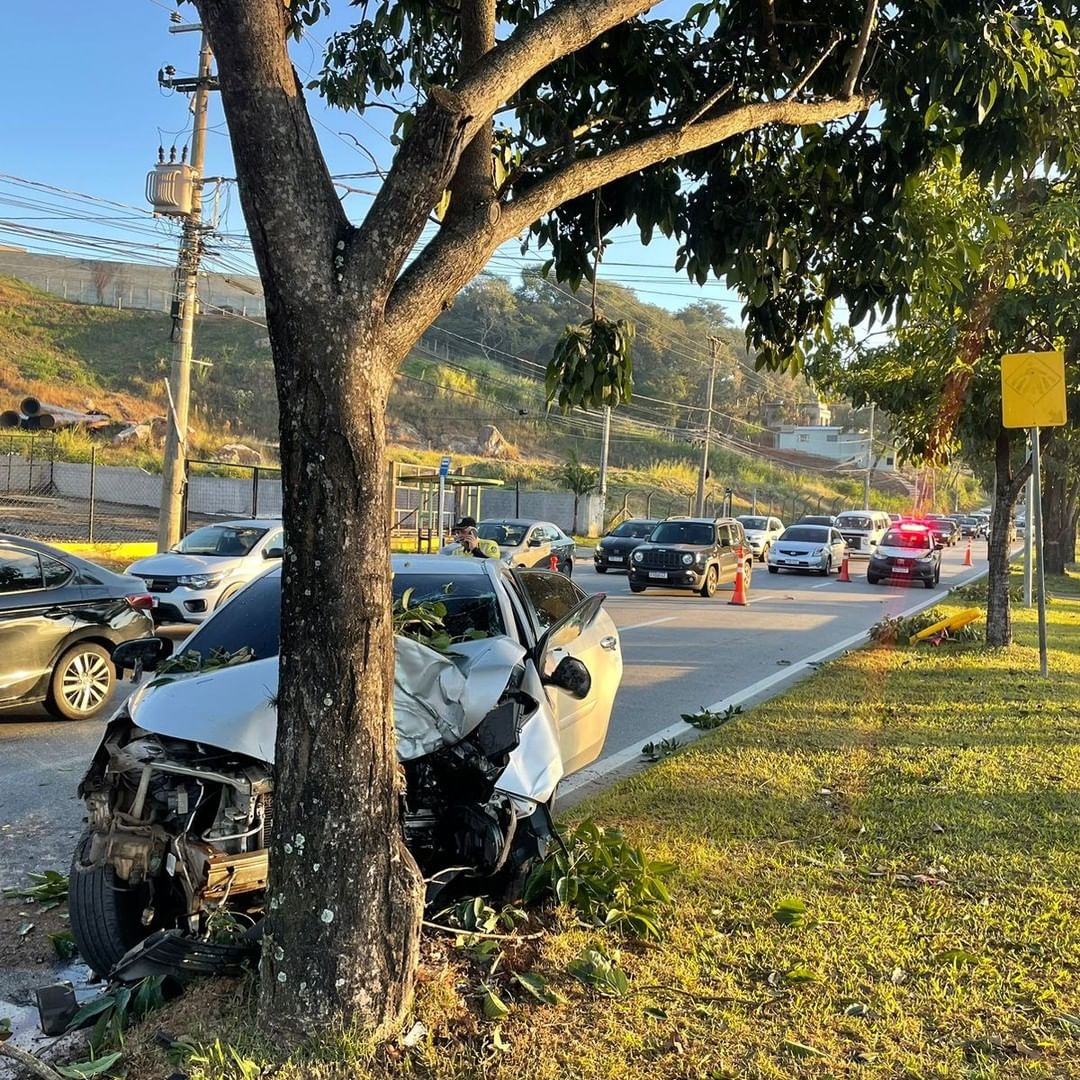 Acidente na Avenida Pereira In&aacute;cio deixa ferido em Sorocaba