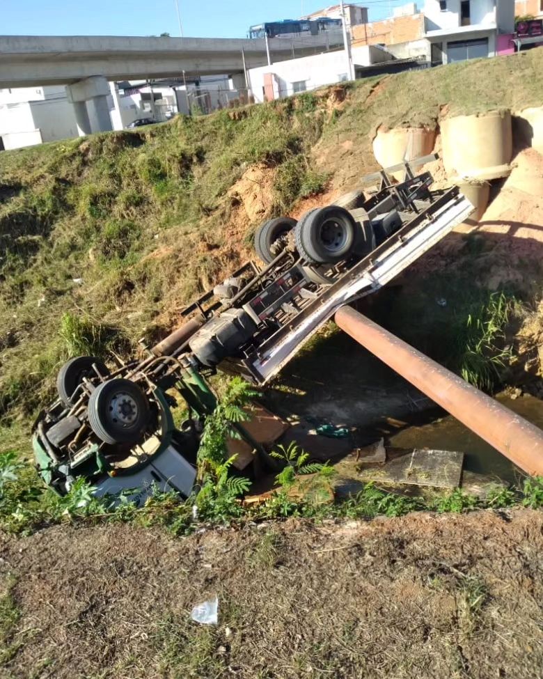 Caminh&atilde;o cai em c&oacute;rrego na Zona Oeste de Sorocaba; motorista fica ferido
