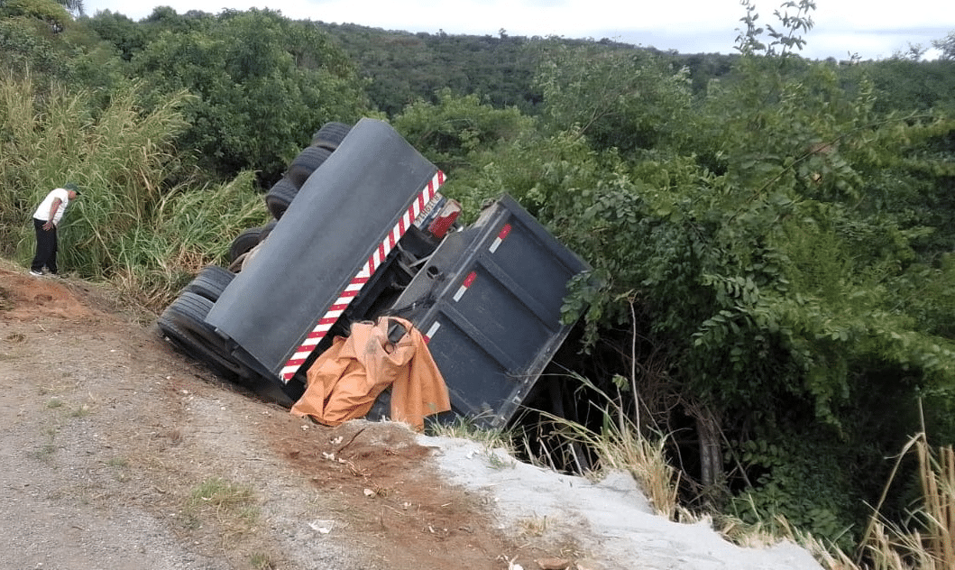 Caminh&atilde;o cai em ribanceira na Rodovia Raimundo Antunes Soares