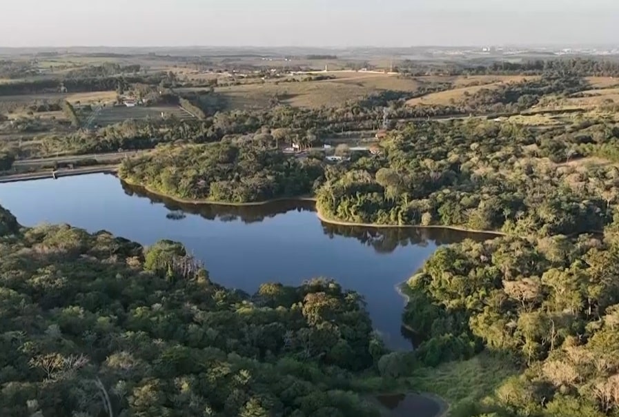 Imagem a&eacute;rea de &aacute;rea verde.