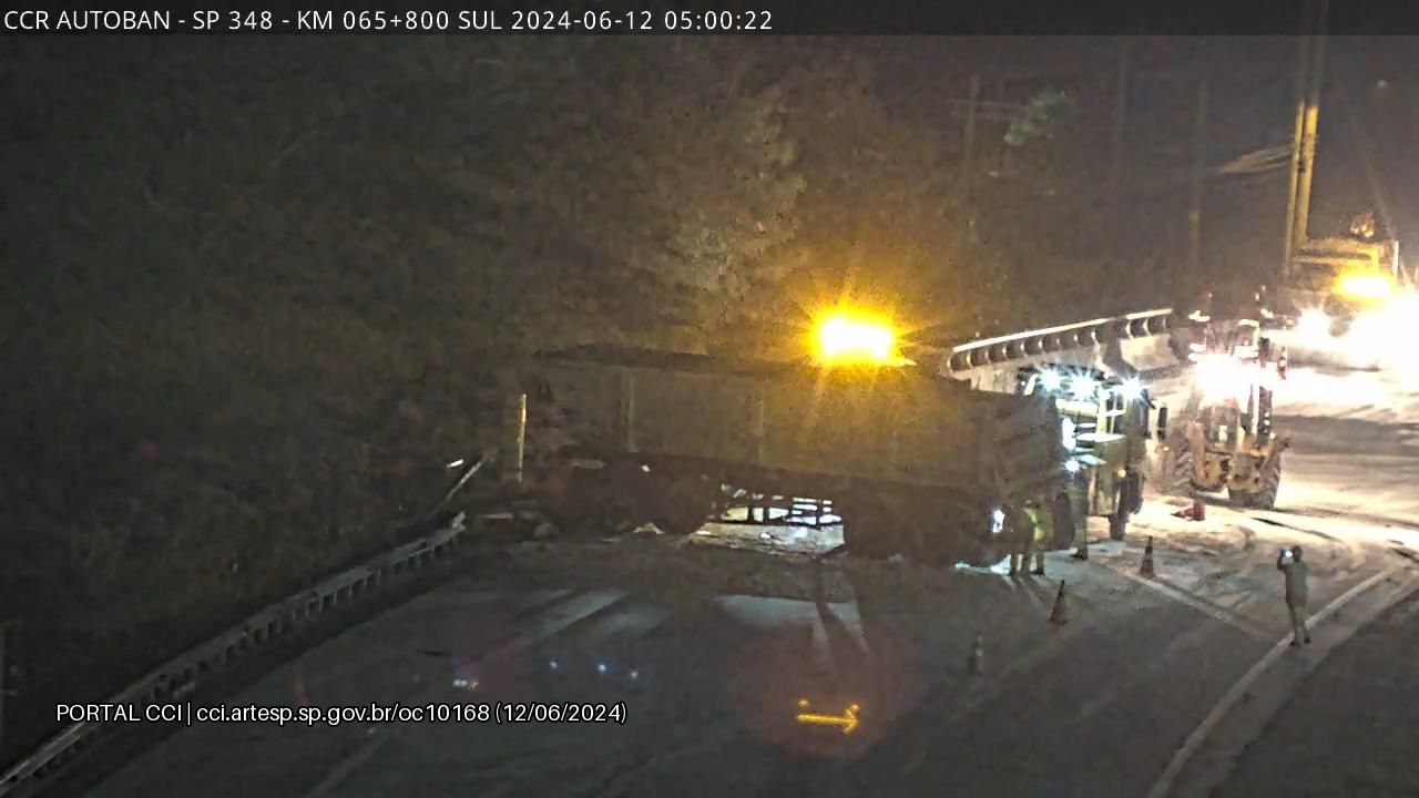 Engavetamento na Bandeirantes em Jundia&iacute; deixa dois feridos graves e congestionamento