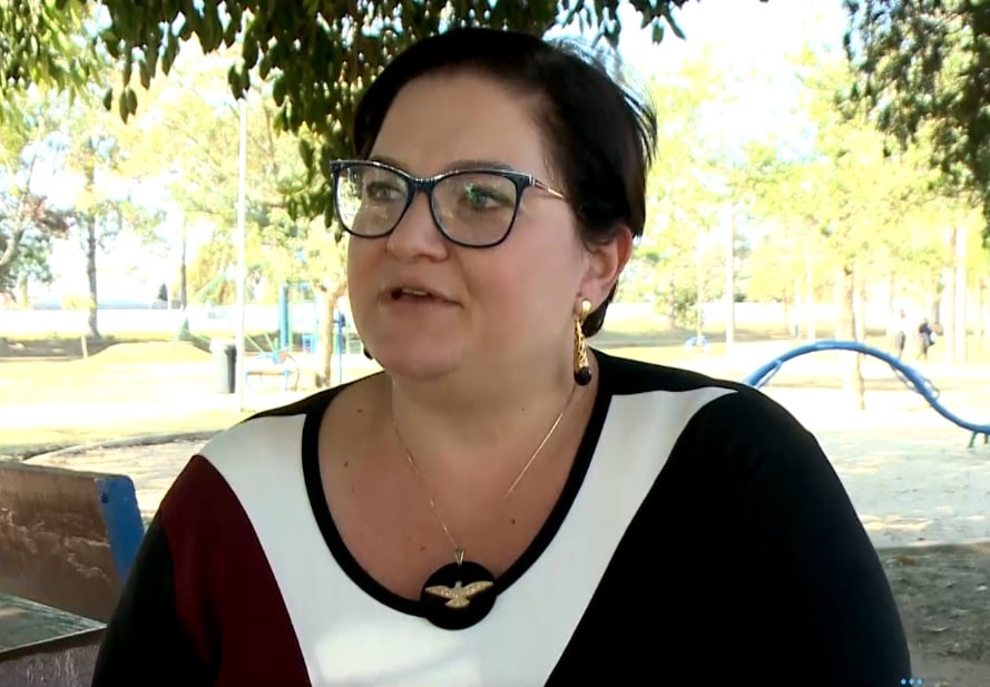 M&atilde;e dando entrevista falando sobre o assunto.