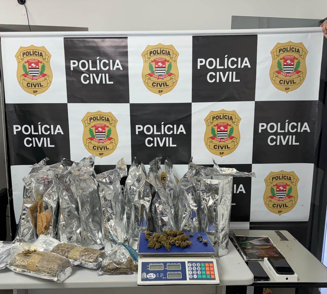 Opera&ccedil;&atilde;o da Pol&iacute;cia Civil em Votorantim apreende 14 kg de skunk