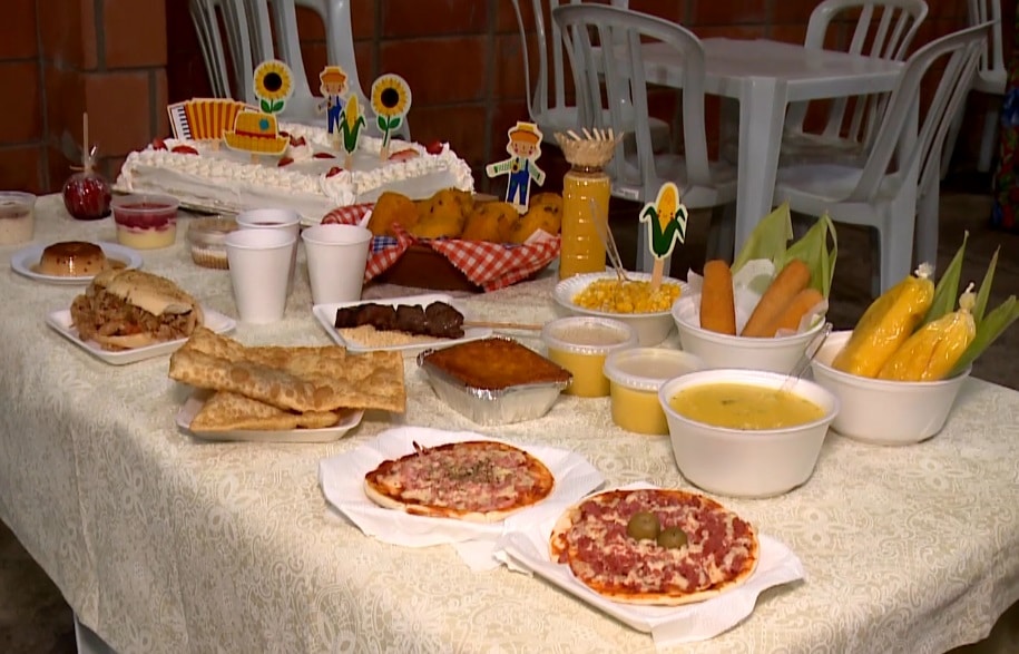 Imagem de mesa com comidas tradicionais.